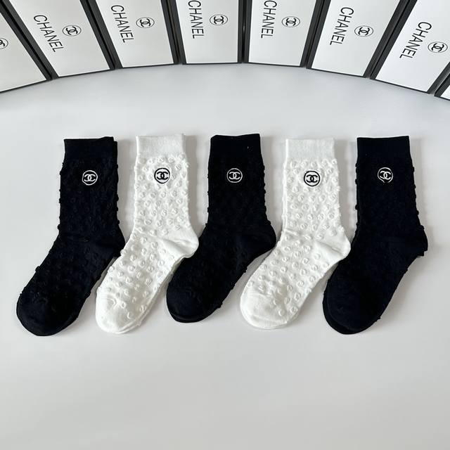 特 配专柜包装Chanel 香奈儿 新款刺绣中长款堆堆袜袜子！一盒五双，专柜同步筒袜袜子，大牌出街，潮人必备超好搭