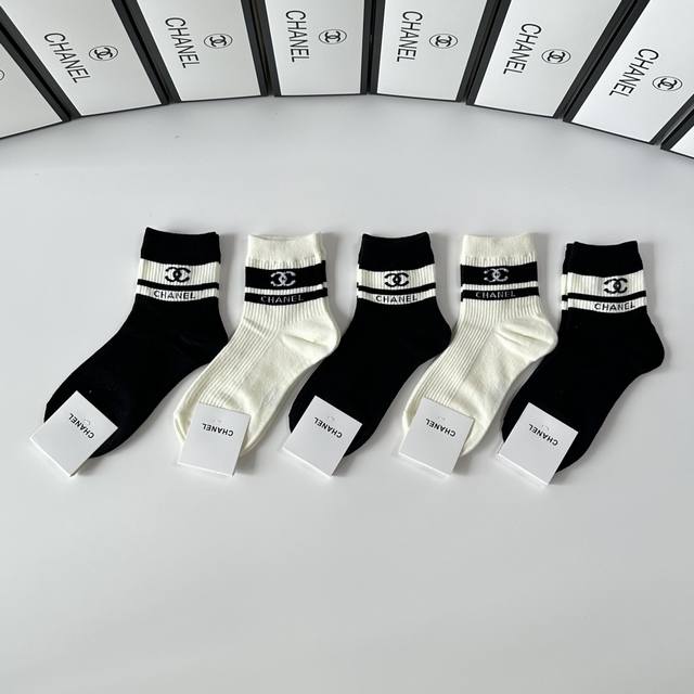 特 配包装Chanel 香奈儿 新款经典中长款堆堆袜袜子！一盒五双， 专柜同步筒袜袜子，大牌出街，潮人必备超好搭。
