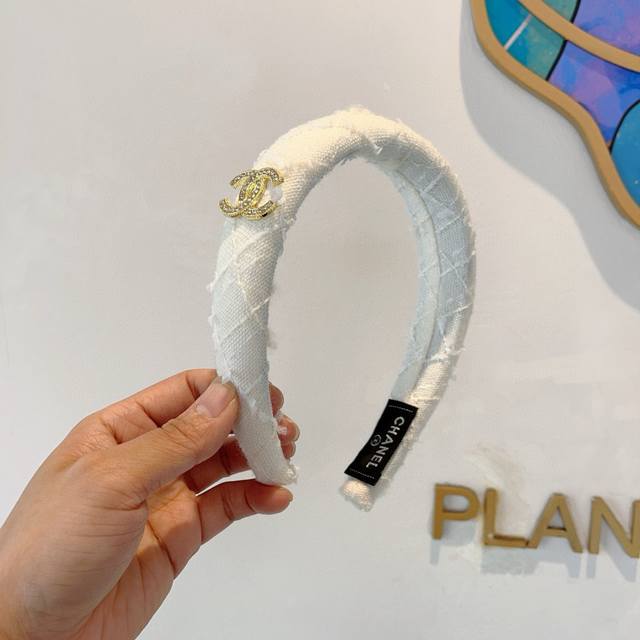 配包装 Chanel 香奈儿 最新款小香发箍，新品巨显脸小头箍，网红爆款推荐 搭配高端双ＣLogo ，超精致时尚百搭！