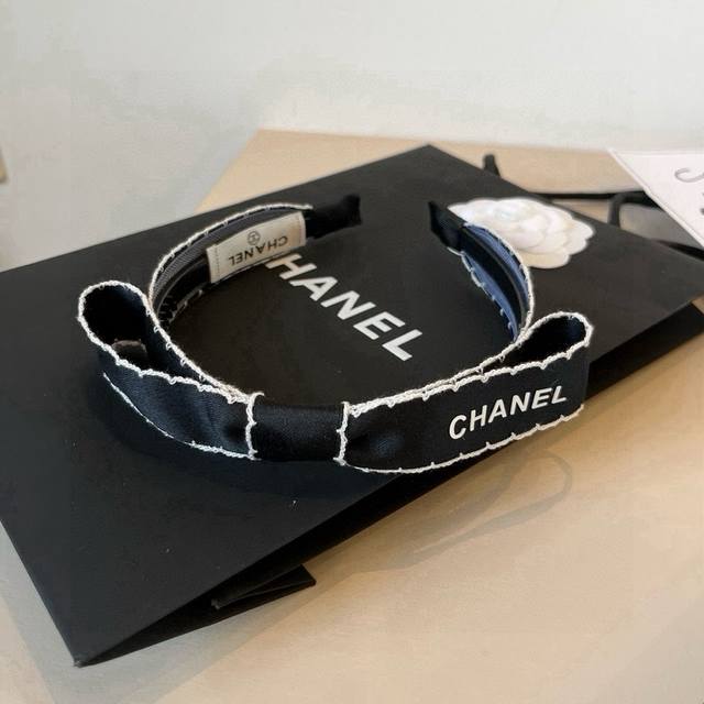 Chanel香奈儿经典蝴蝶结发箍，黑 白两色