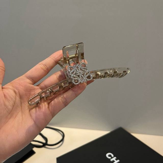Loewe罗意威新款发夹