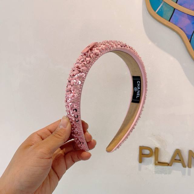 配包装 Chanel 香奈儿 新款欧美亮片闪钻小香发箍，新品巨显脸小头箍，网红爆款推荐 搭配高端双ＣLogo ，超精致时尚百搭！