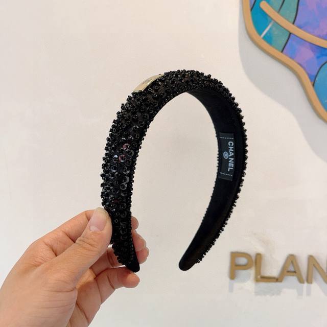 配包装 Chanel 香奈儿 新款欧美亮片闪钻小香发箍，新品巨显脸小头箍，网红爆款推荐 搭配高端双ＣLogo ，超精致时尚百搭！