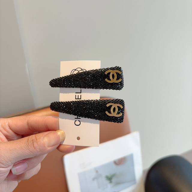 配包装 一对 Chanel 香奈儿 高端新款发夹Bb夹、经典字母Logo边夹刘海夹发饰， 高级感日韩幻彩少女简约百搭款！