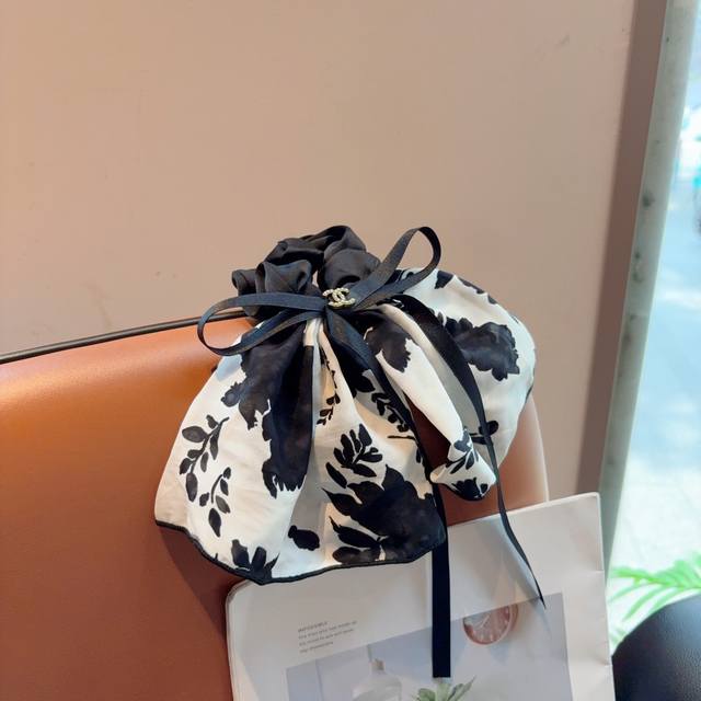 配包装 Chanel 香奈儿 字母飘带马尾发圈 蝴蝶结肠圈，高档韩版皮筋，经典花型设计， 高端大气，名媛范儿，