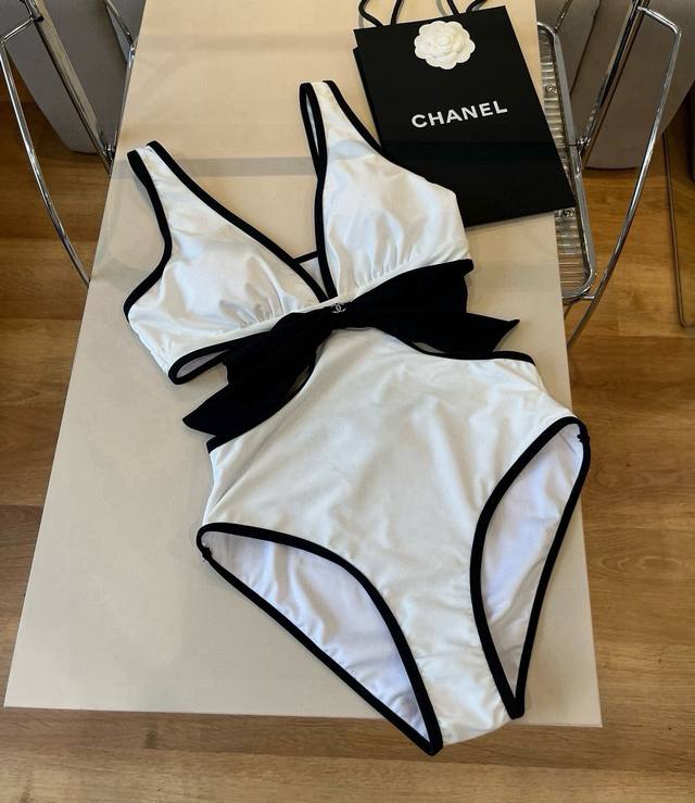 Chanel香奈儿适合多种场景的游泳衣♀海边 游泳池 温泉 水上乐园 漂流都可以内搭外穿也完全可以 面料：透气舒适。速干弹性的游泳衣更加帖肤易清洗码数：S M