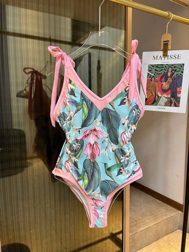 Gucci古奇新款连体泳衣 适合多种场景的游泳衣♀海边 游泳池 温泉 水上乐园 漂流都可以内搭也完全可以 连体设计遮肉显高挑 腹部有点肉肉也不影响咱美美的 背面