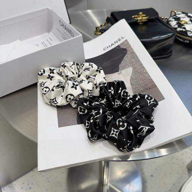 配包装盒Louis Vuitton 路易威登 驴家新品发圈，经典Lv标志，简单大气，特别吸睛！超火爆小单品