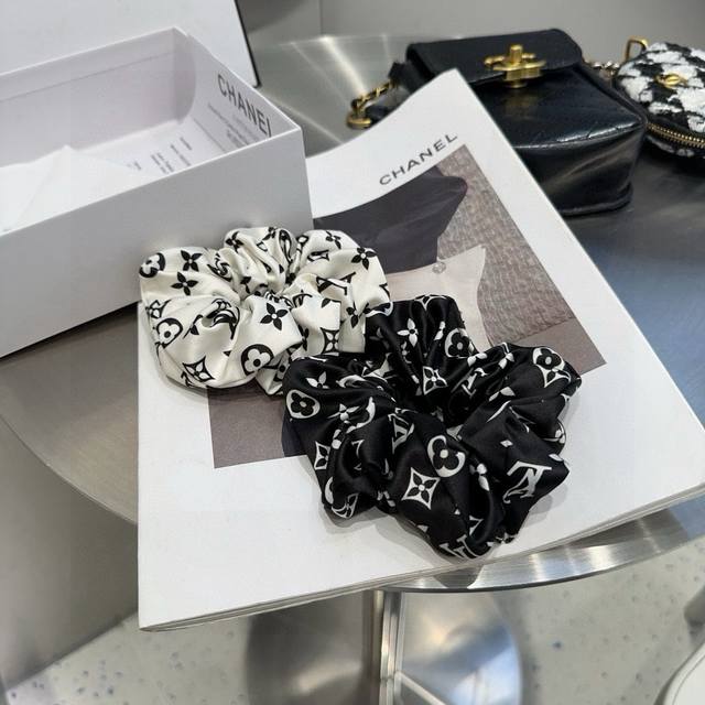 配包装盒Louis Vuitton 路易威登 驴家新品发圈，经典Lv标志，简单大气，特别吸睛！超火爆小单品