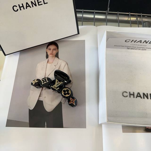 配包装盒Louis Vuitton 路易威登 驴家新品抓夹，简单大气，特别吸睛，超火爆小单品！大牌出街，潮人必备