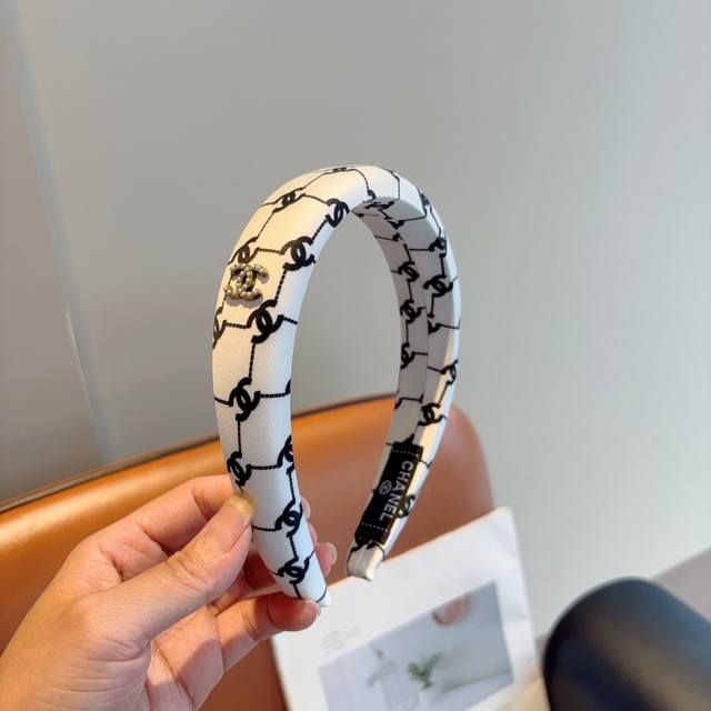 配包装 Chanel 香奈儿 最新款小香发箍，新品巨显脸小头箍，网红爆款推荐 搭配高端双ＣLogo ，超精致时尚百搭！
