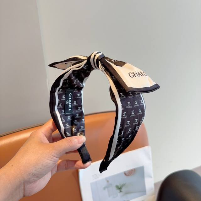 配包装 Chanel 香奈儿 经典字母蝴蝶结宽边发箍，复古网红爆款头箍 搭配高端材质，超精致，时尚高级感百搭款。