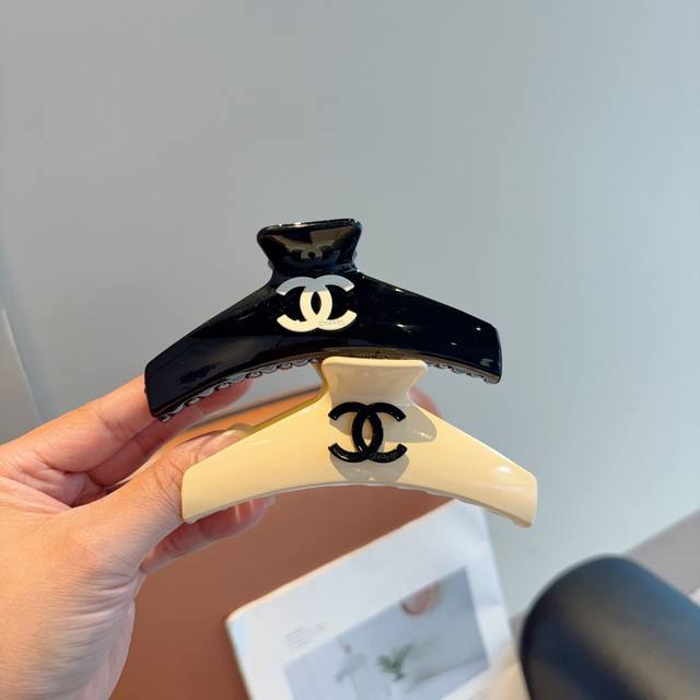 配包装 Chanel 香奈儿 欧美新款潮流抓夹，明星同款 女神必备单品，非常百搭，时尚发夹， 戴上它满满的高大上。