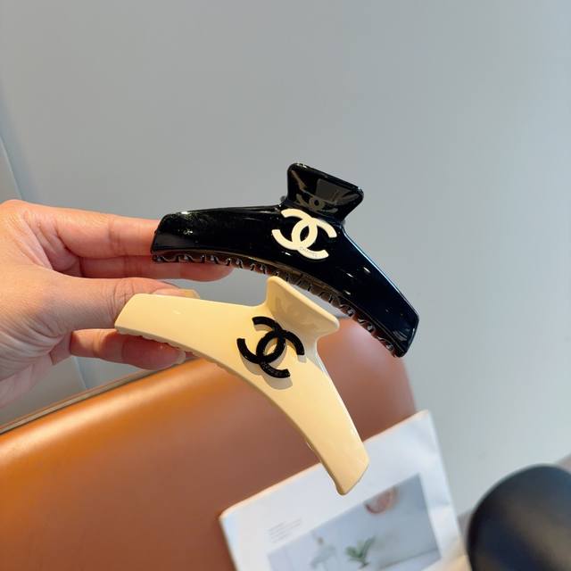 配包装 Chanel 香奈儿 欧美新款潮流抓夹，明星同款 女神必备单品，非常百搭，时尚发夹， 戴上它满满的高大上。