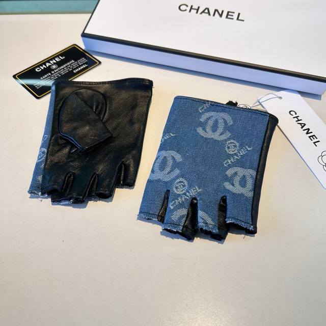 香奈儿新品短款牛仔布加羊皮手套，时尚机车手套，秋冬新品布内里，时尚上手超舒适柔软、百搭！集美女神必备配盒子码数Ml