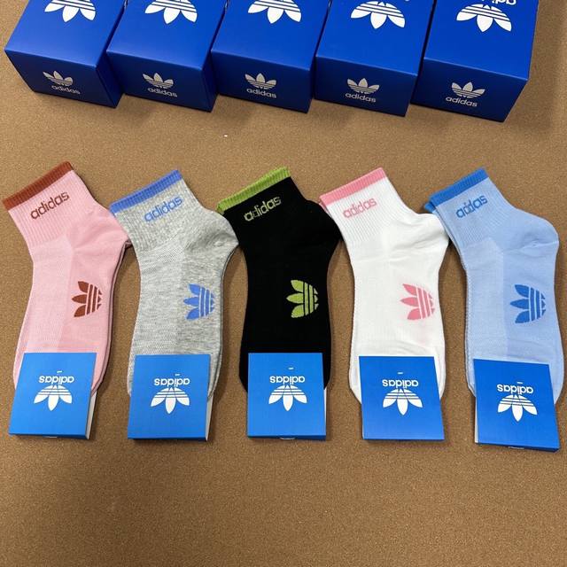 特 Adidas 阿迪达斯新品女款中筒袜，火爆全网的三叶草Logo超级Nice设计惊艳绝伦超级好看Ins今年超火爆元素单品纯棉材质，非常柔软舒适 一盒五双