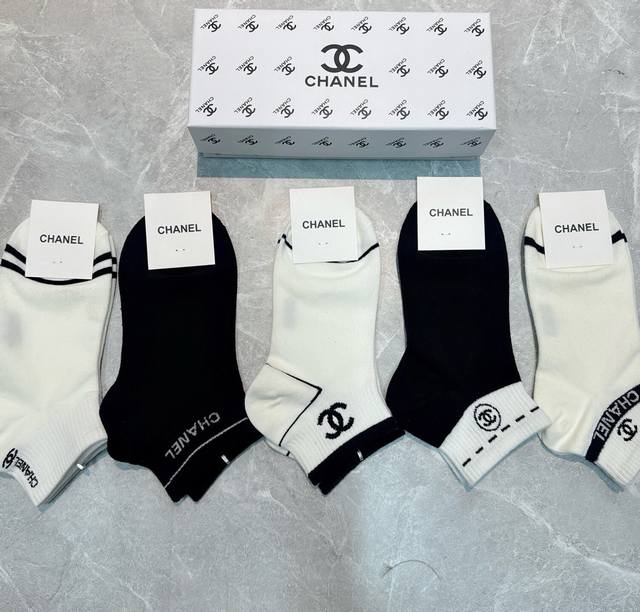 特 Chanel 香奈儿Ch新品女款袜子 一盒五双 轻薄柔软舒适透气，提花经典Logo，炒鸡Nice，大牌出街，潮人必备超好搭
