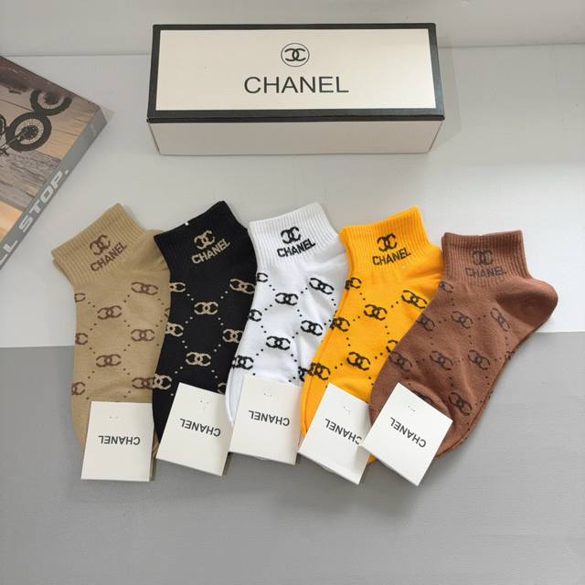 配包装 一盒5双 Chanel 香奈儿经典袜子高版本纯棉材质柔软，秒杀市场普通货，经典的双C图案Logo，专柜同步袜子大牌出街，潮人必备，超好搭