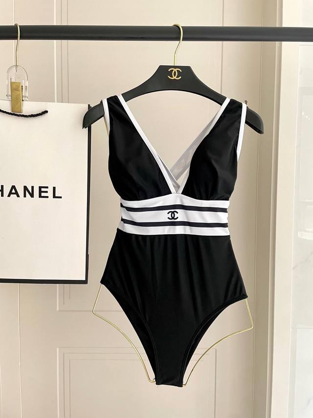 Chanel泳衣适合多种场景的游泳衣♀海边 游泳池 温泉 水上乐园 漂流都可以内搭也完全可以 连体设计遮肉显高挑 腹部有点肉肉也不影响咱美美的 背面设计大露美背