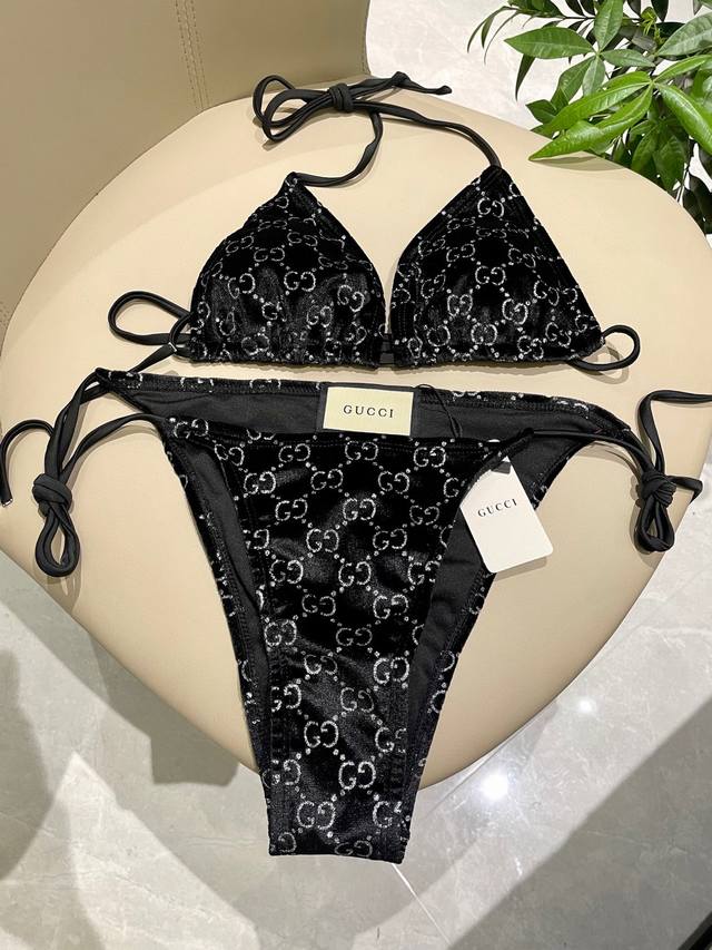 Gucci丝绒分体比基尼适合多种场景的游泳衣♀海边 游泳池 温泉 水上乐园 漂流都可以内搭也完全可以 连体设计遮肉显高挑 腹部有点肉肉也不影响咱美美的 面料：透