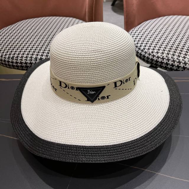 Dior迪奥 的新款草编遮阳草帽大沿帽沙滩风，简约大方，百搭单品～出街首选，新款帽型超美腻，新品上架