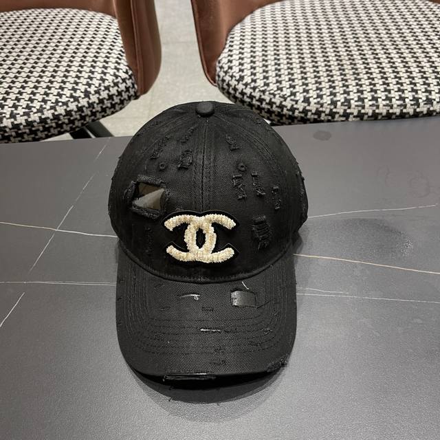 Chanel香奈儿新款棒球帽 节假日旅游带它出去美美哒 中古款哟.这种帽子不容易撞款 现货