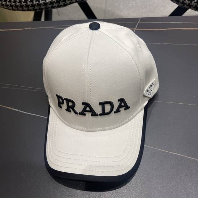 火爆倒三角四色出货！Prada 普拉达 经典原单棒球帽， 专柜1:1开模订制，原版牛津布料+头层牛皮，轻盈透气！质量超赞，基础头围56，贴片可调节。