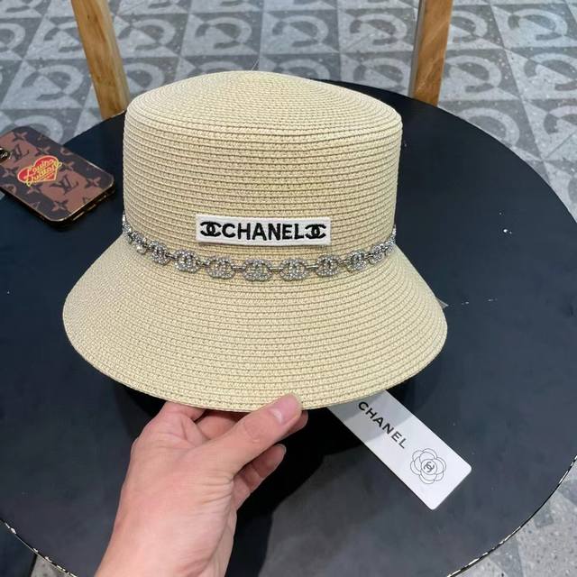 Chanel香奈儿 2025新款山茶花珍珠链条编织平顶草帽，出街必备超好搭配，赶紧入手！