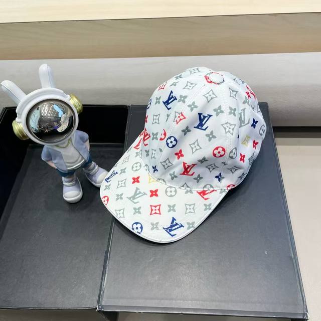爆款强势回货Lv 路易威登 新款原单棒球帽，大V丝印，专柜1:1开模订制，原厂订制面料+头层牛皮，纯棉内里，轻盈透气！质量超赞，基础头围56，贴片可调节。