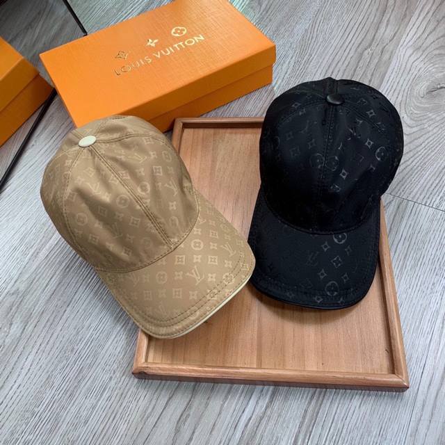 L家。压花小Logo 超A品质 最新款！时尚潮流，高端做工！每一个帽子都是用心之作！牛津材质！头层牛皮！配盒子、防尘袋、非一般的品质，细节也很重要。真皮帽钉，真