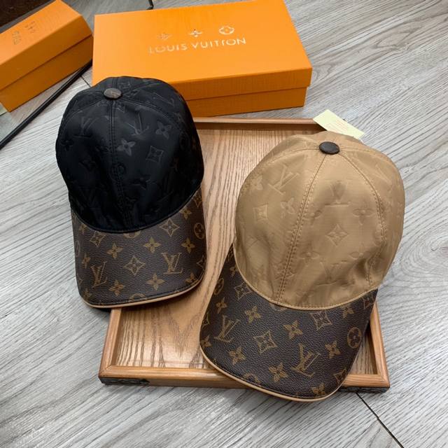 L家。皮沿压花 超A品质 最新款！时尚潮流，高端做工！每一个帽子都是用心之作！牛津材质！头层牛皮！配盒子、防尘袋、卡片！非一般的品质，细节也很重要。真皮帽钉，真