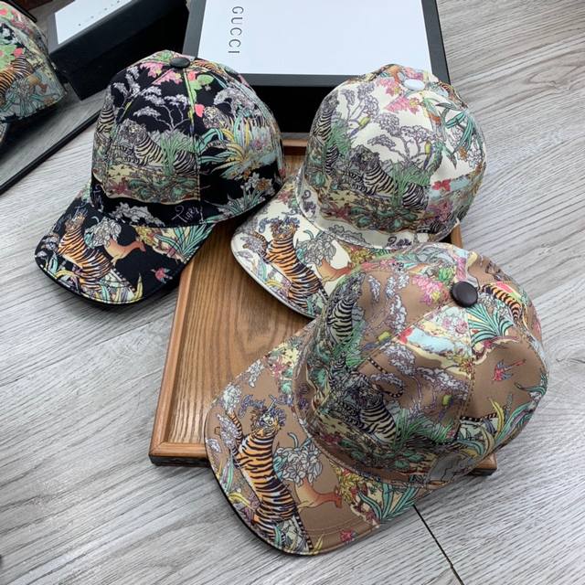 G家。印花款 超A品质 最新款！时尚潮流，高端做工！每一个帽子都是用心之作！牛津材质！头层牛皮！配盒子、防尘袋、卡片！非一般的品质，细节也很重要。真皮帽钉，真皮