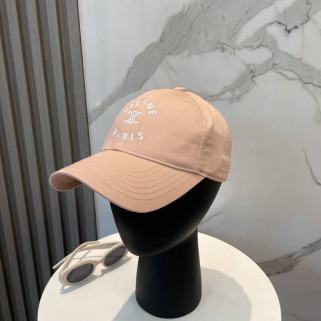 爆款Celine 赛琳 官网代购版本。 原版1:1 定制！ 简约字母明星同款最新棒球帽，时尚潮流，高端做工！每一个帽子都是用心之作！非一般的品质，男女均可。 C