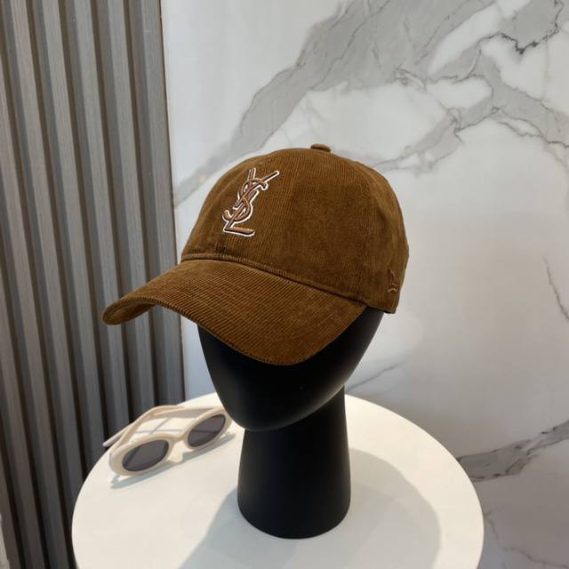 Ysl圣罗兰 字母刺绣灯芯绒棒球帽 韩系风一款简单休闲风的棒球帽是牛仔的款式 减龄百搭 适配度很高！简单随性~字母刺绣部分也很精细出街拍照拗造型非常加分~男女同