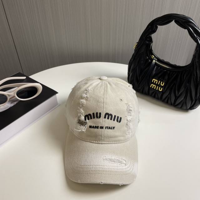 Miumiu新款素色棒球帽当下爆热的色系-街头感十足！潮流百搭，小红书种草，毒药Get上你们的男朋友，一起Cool