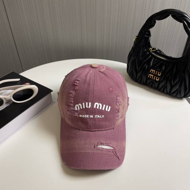 Miumiu新款素色棒球帽当下爆热的色系-街头感十足！潮流百搭，小红书种草，毒药Get上你们的男朋友，一起Cool