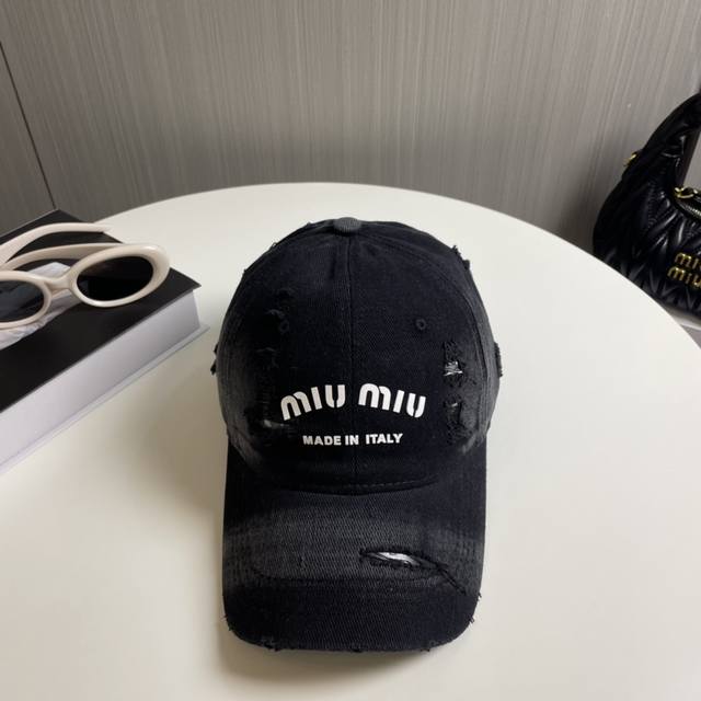 Miumiu新款素色棒球帽当下爆热的色系-街头感十足！潮流百搭，小红书种草，毒药Get上你们的男朋友，一起Cool