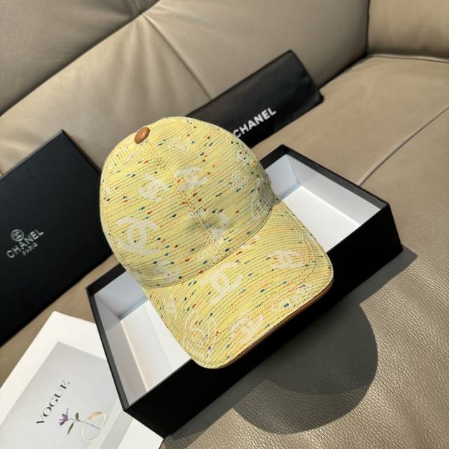 配包装布袋，Chanel 香奈儿 新款原单棒球帽， 呢料暗纹双C,专柜1:1开模订制，原版进口呢料+头层牛皮，轻盈透气！质量超赞，基础头围56，贴片可调节。