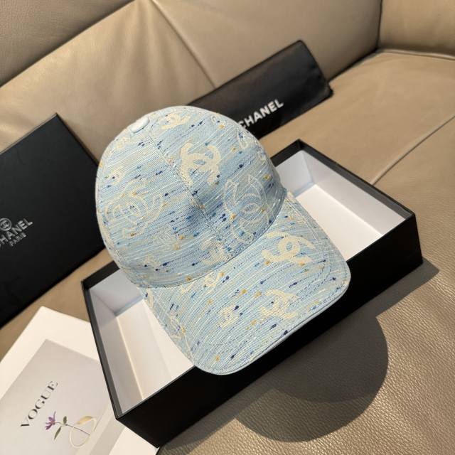 配包装布袋，Chanel 香奈儿 新款原单棒球帽， 呢料暗纹双C,专柜1:1开模订制，原版进口呢料+头层牛皮，轻盈透气！质量超赞，基础头围56，贴片可调节。