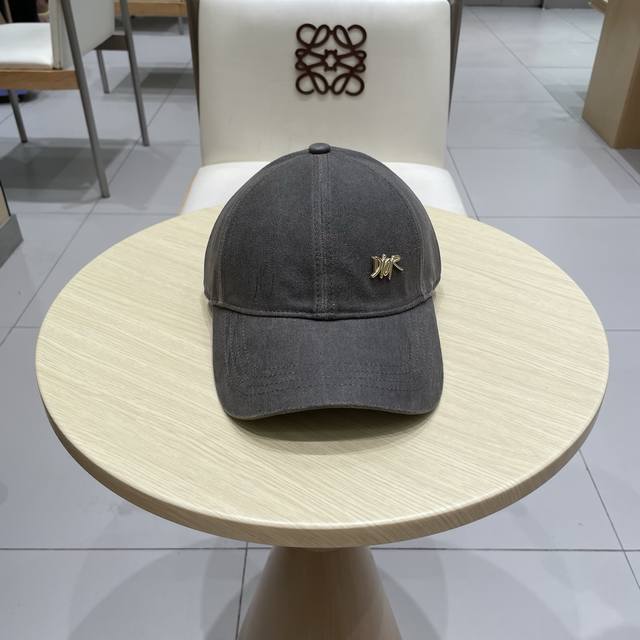 Dior 迪奥 新款原单棒球帽， 精致純也格调很有感觉，很酷很时尚，专柜断货热门，质量超赞