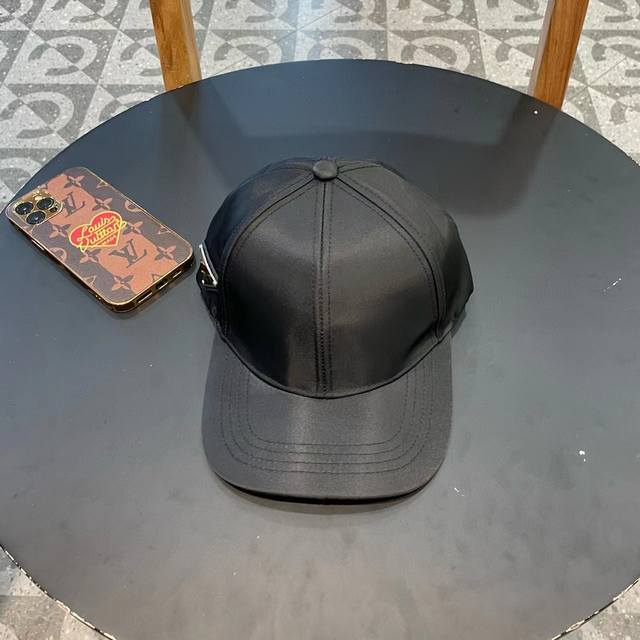 普拉达Prada 经典三角标棒球帽万能必留款 戴一万年都好看 日常刚需 颜色完美 帽型正点 简直谁戴都好看质量超赞 时尚百搭
