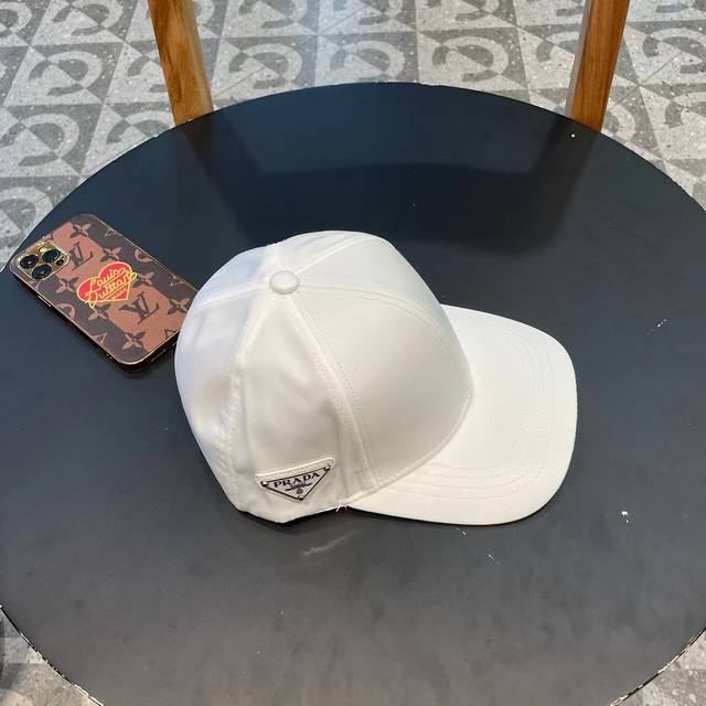 普拉达Prada 经典三角标棒球帽万能必留款 戴一万年都好看 日常刚需 颜色完美 帽型正点 简直谁戴都好看质量超赞 时尚百搭