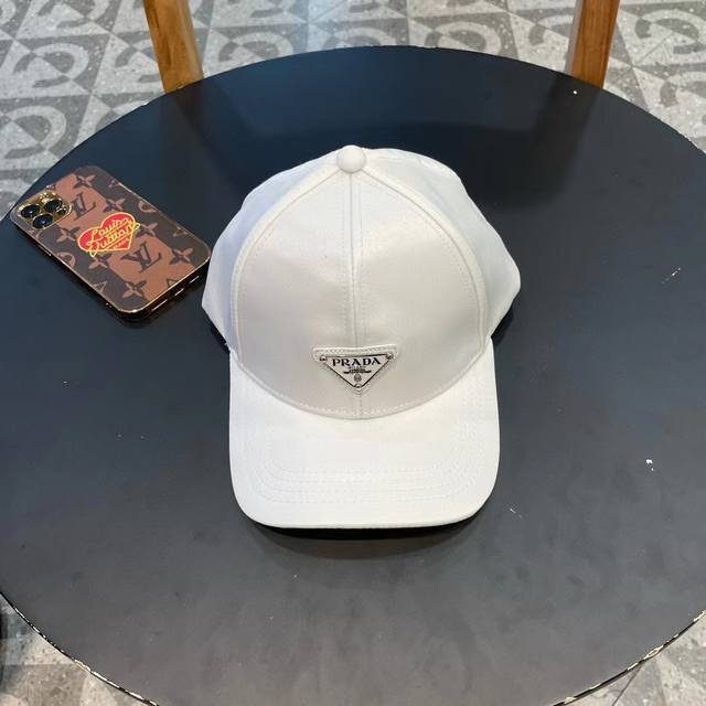 普拉达Prada 经典三角标棒球帽万能必留款 戴一万年都好看 日常刚需 颜色完美 帽型正点 简直谁戴都好看质量超赞 时尚百搭