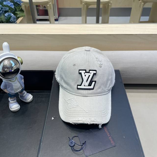 Lv秋季新款 棒球帽小标几个颜色真的很耐看整个帽型软顶设计 戴上去和头部完美贴合非常舒服颜色和质感都比较复古也很百搭 强烈推荐 人手必备单品