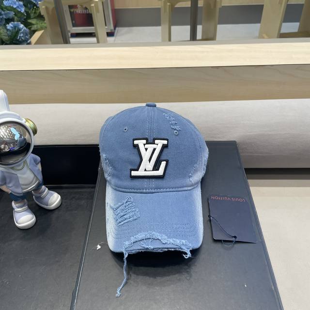 Lv秋季新款 棒球帽小标几个颜色真的很耐看整个帽型软顶设计 戴上去和头部完美贴合非常舒服颜色和质感都比较复古也很百搭 强烈推荐 人手必备单品