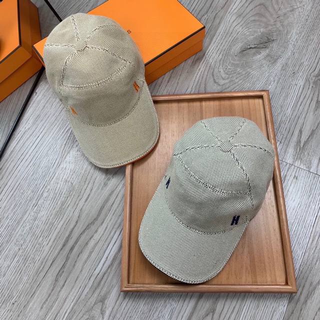 H家。原版钉子扣 超A品质 最新款！时尚潮流，高端做工！每一个帽子都是用心之作！牛津材质！头层牛皮！配盒子、防尘袋、非一般的品质，细节也很重要。真皮帽钉，真皮调