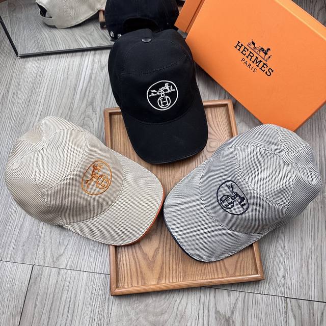 H家。原版钉子扣 超A品质 最新款！时尚潮流，高端做工！每一个帽子都是用心之作！牛津材质！头层牛皮！配盒子、防尘袋、非一般的品质，细节也很重要。真皮帽钉，真皮调
