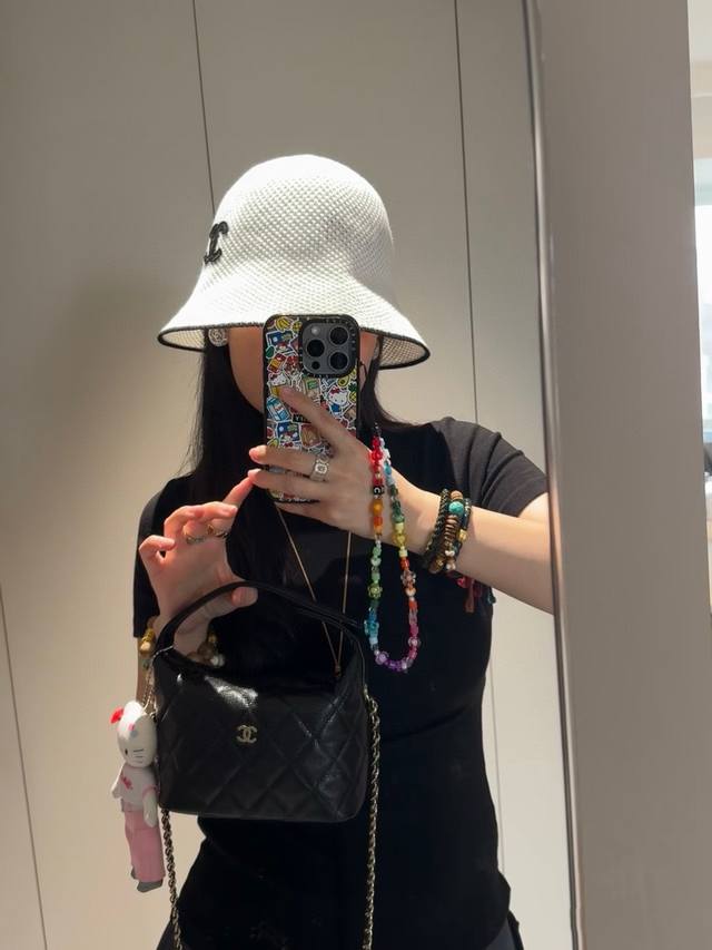 火爆全网的时髦小单品香奈儿25C渔夫帽来啦，百搭的颜色+小羊皮Logo 真的太有质感了，重点戴起来超级好看 超级显脸小，名媛法式风，四季可戴可折叠收纳