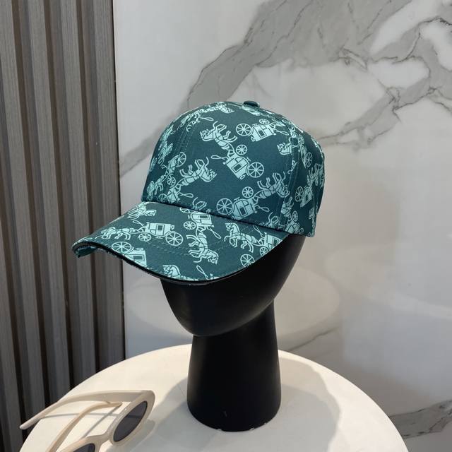 Coach蔻驰新款棒球帽这款棒球帽真的百搭不过时，性价比也很高，美到逆袭～