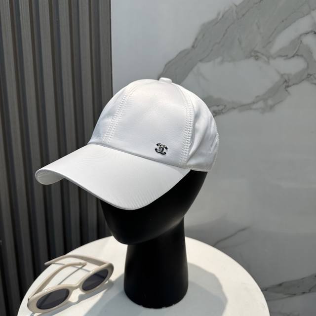 新款香奈儿Chanel新款高版本棒球帽，经典的棒球帽版型，适合多种场合佩戴，无论是搭配休闲装还是运动装，都能轻松提升整体造型的时尚感 ，是时尚爱好者不容错过的潮